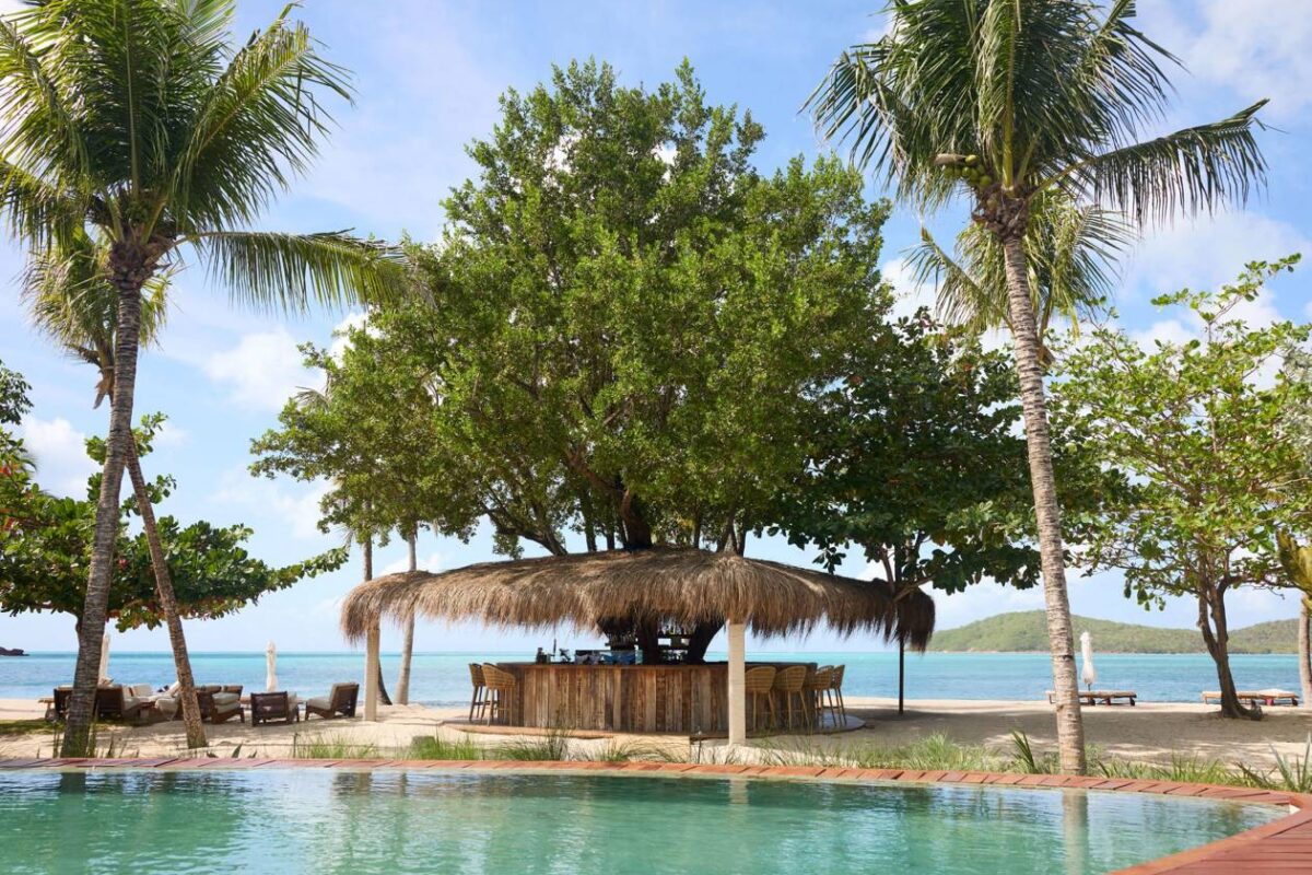 bar-and-pool-view