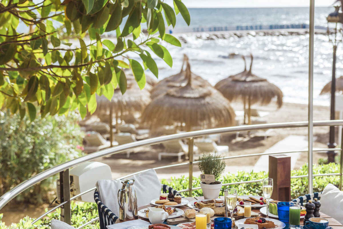 Beachfront breakfast at Puente Romano